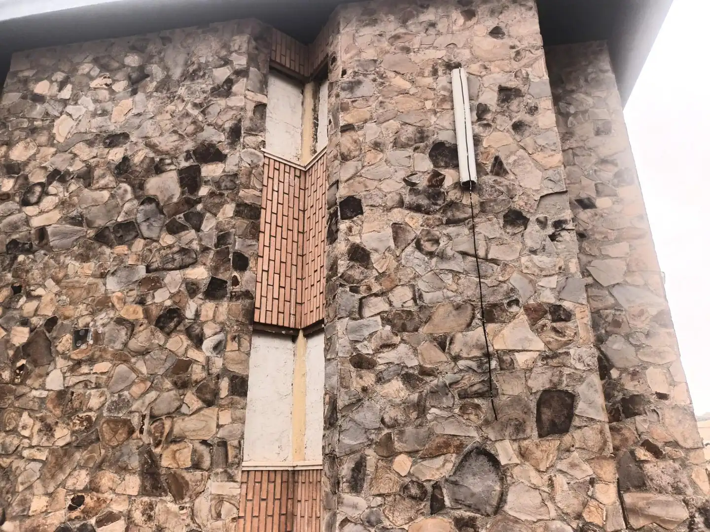 Vista exterior de Edifici en venda en Almadén