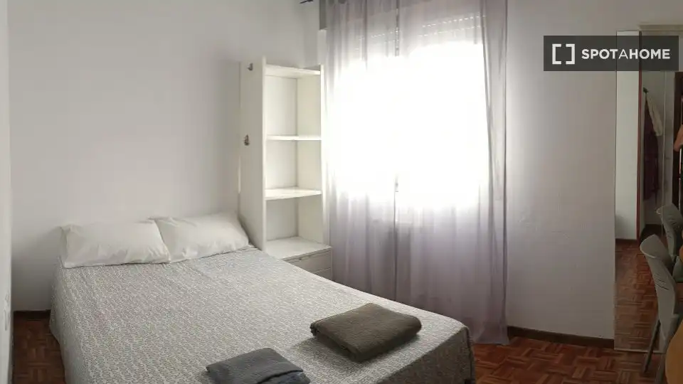 Dormitori de Apartament per a compartir en  Pamplona / Iruña amb Aire condicionat, Terrassa i Moblat