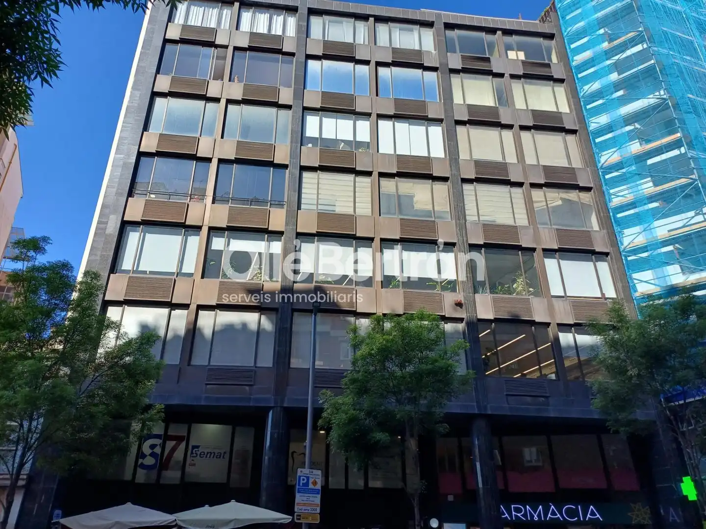 Vista exterior de Oficina de lloguer en Barcelona amb Calefacció