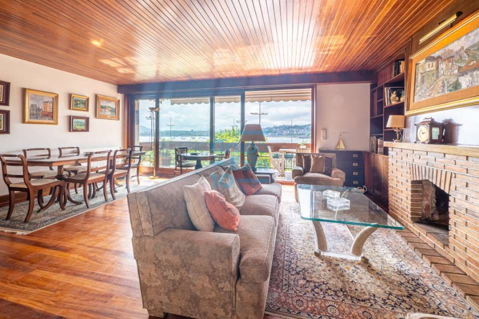 Sala d'estar de Pis en venda en Donostia - San Sebastián  amb Calefacció, Terrassa i Traster
