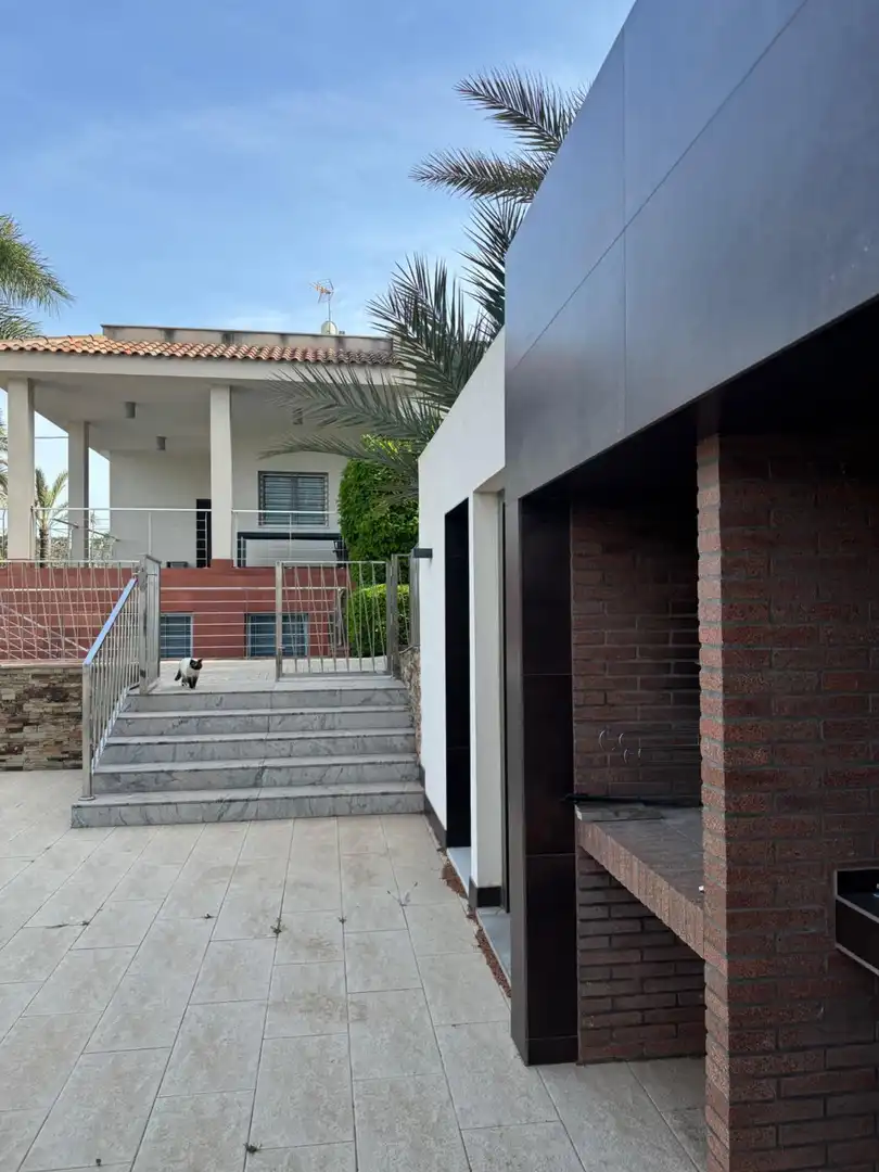 Vista exterior de Casa o xalet en venda en Elche / Elx amb Aire condicionat, Calefacció i Jardí privat