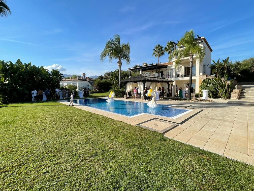 Swimming pool of Land for sale in Estepona