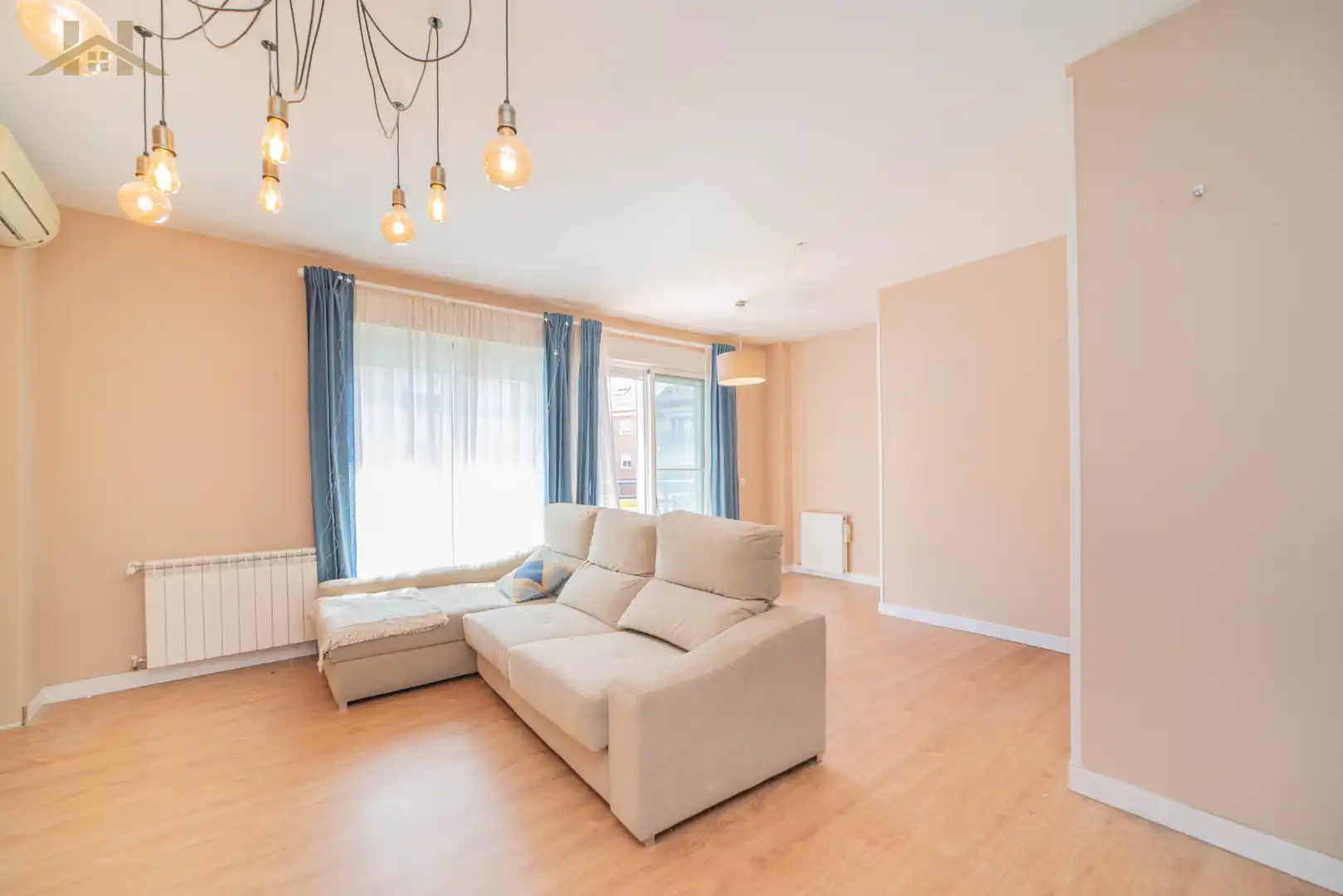 Living room of Duplexes for sale in Villanueva del Pardillo  with Air Conditioner, Heating and Parquet flooring