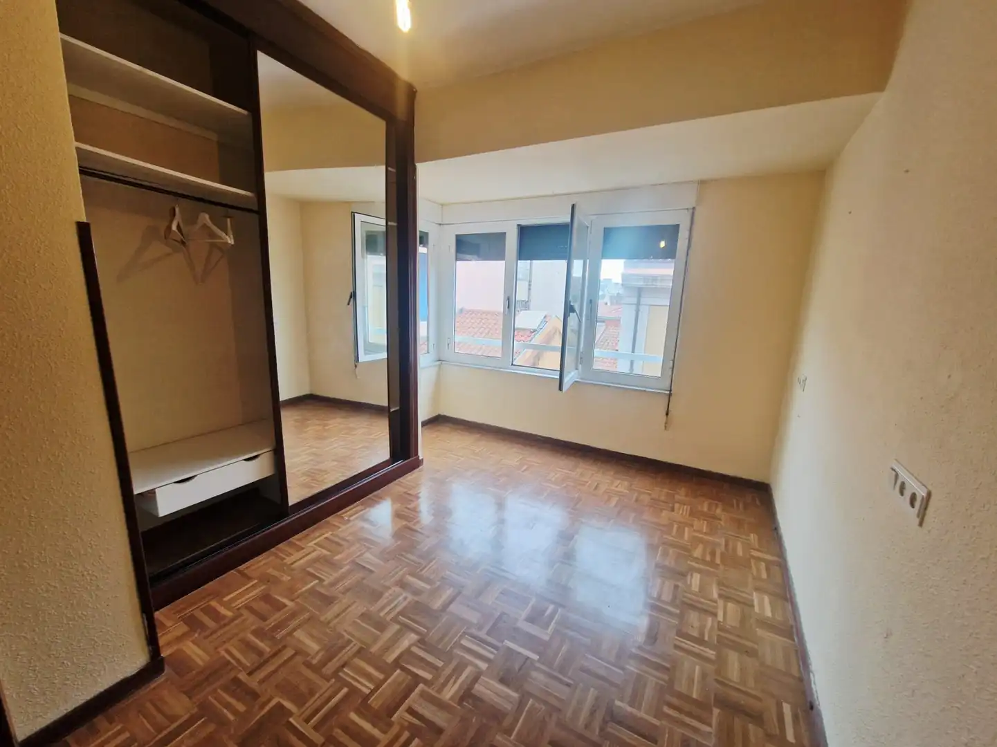 Habitación de Piso en venta en Avilés con Calefacción, Parquet y Trastero