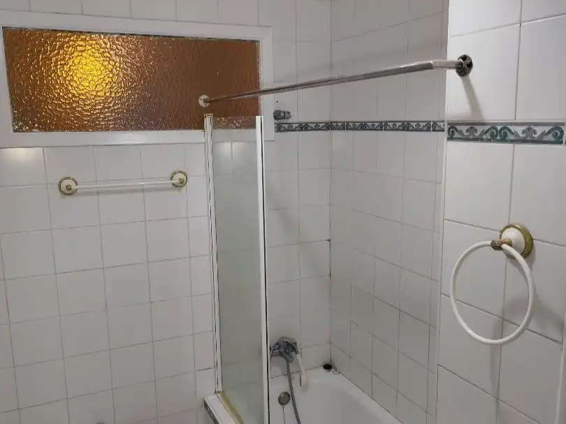 Baño de Piso de alquiler en Vigo  con Calefacción, Parquet y Amueblado