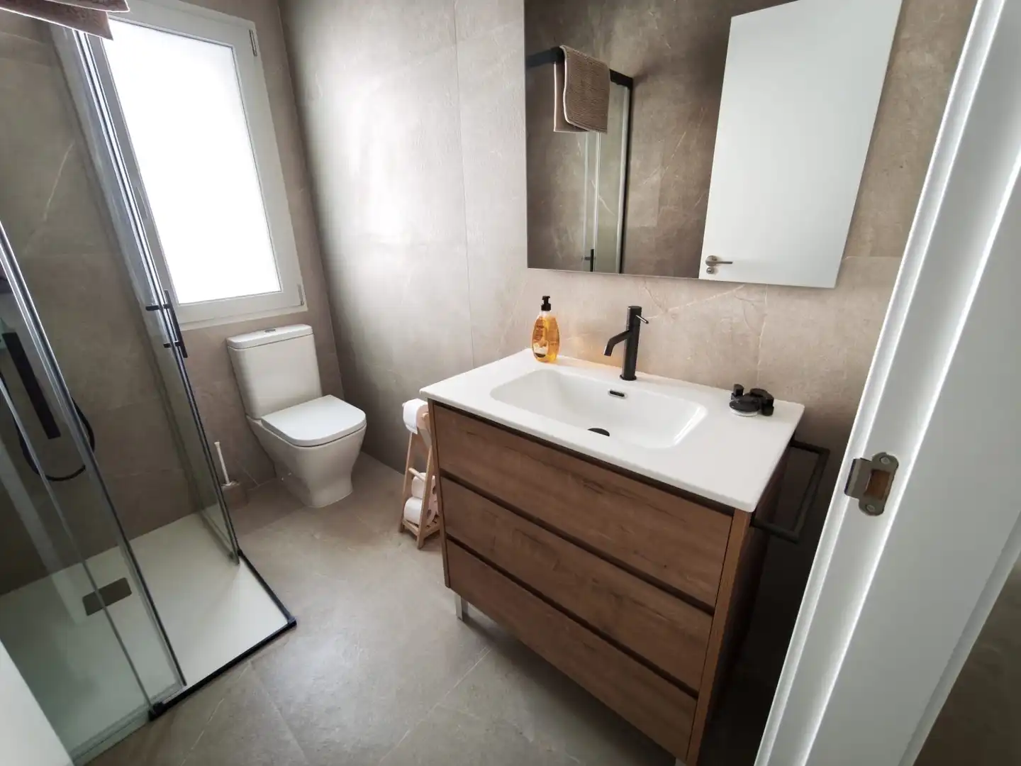 Baño de Piso para compartir en San Pedro