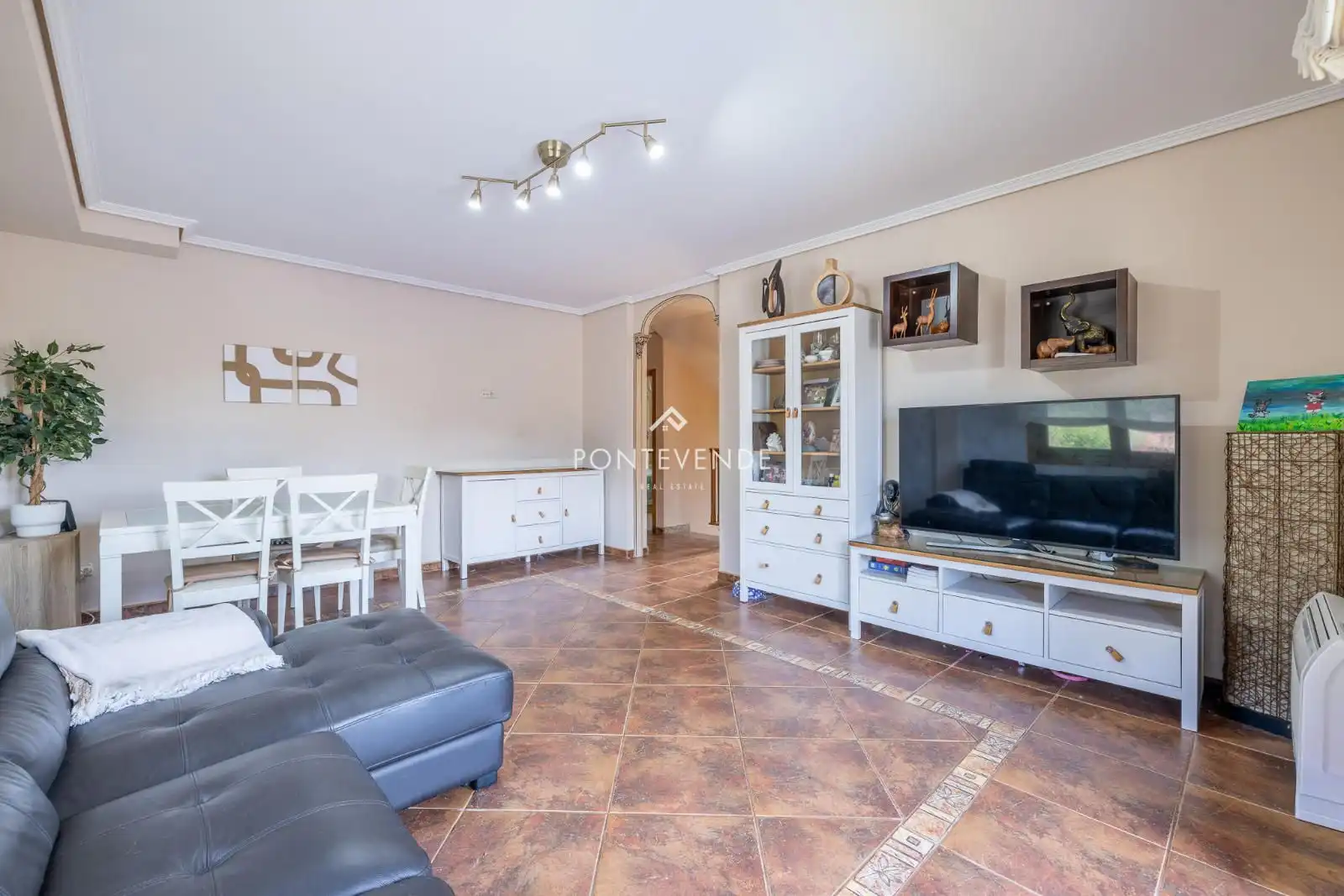 Sala d'estar de Casa o xalet en venda en A Guarda   amb Calefacció, Terrassa i Piscina