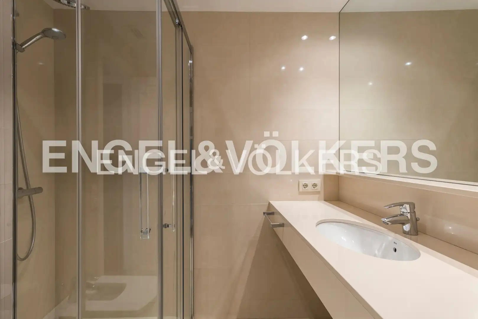 Baño de Piso de alquiler en Madrid con Aire acondicionado, Calefacción y Parquet