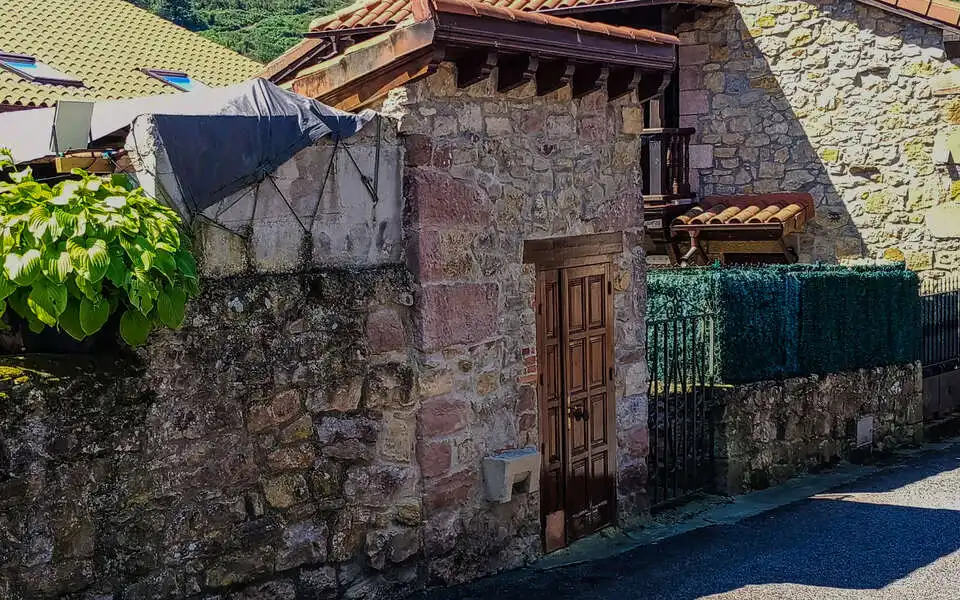 Vista exterior de Casa adosada en venda en Valdáliga amb Calefacció, Traster i Moblat