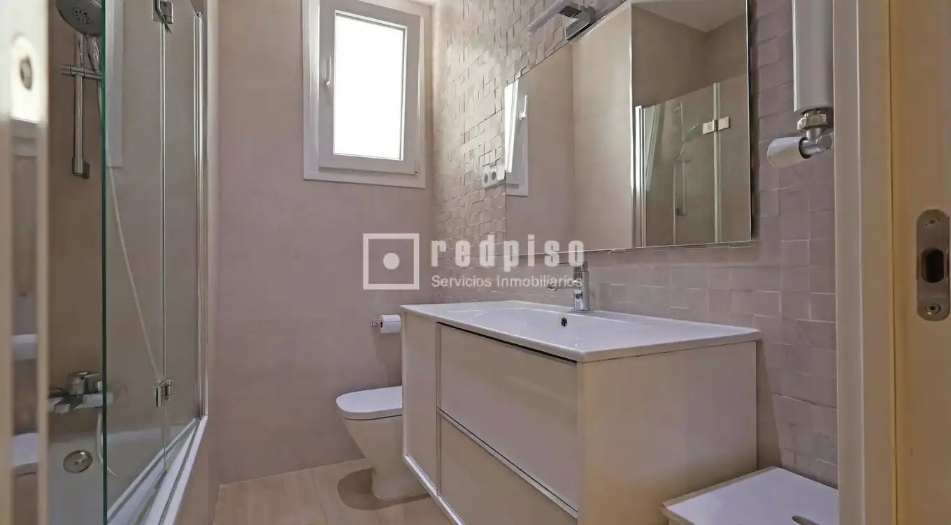 Baño de Piso de alquiler en Madrid con Aire acondicionado y Calefacción