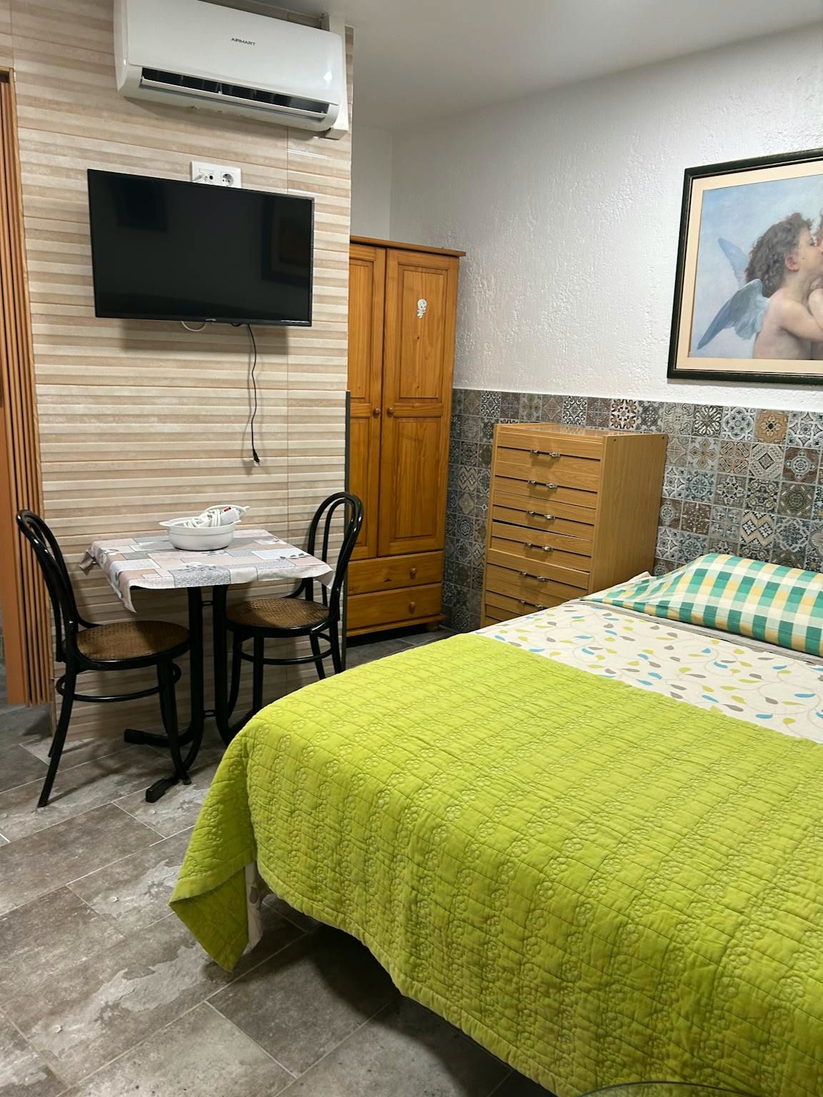 Dormitori de Pis de lloguer en L'Hospitalet de Llobregat amb Aire condicionat, Calefacció i Rentadora