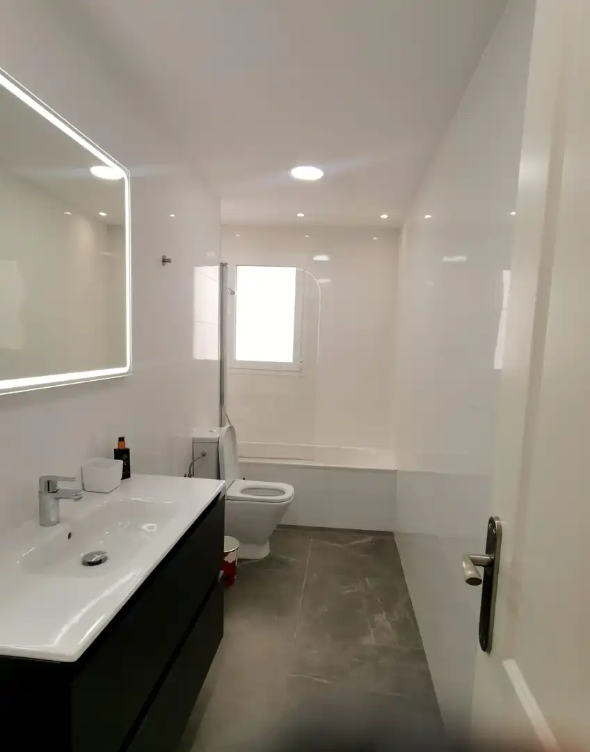 Baño de Piso de alquiler en Marbella con Aire acondicionado, Terraza y Amueblado