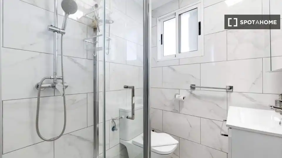 Baño de Apartamento para compartir en Torrevieja con Aire acondicionado, Calefacción y Terraza