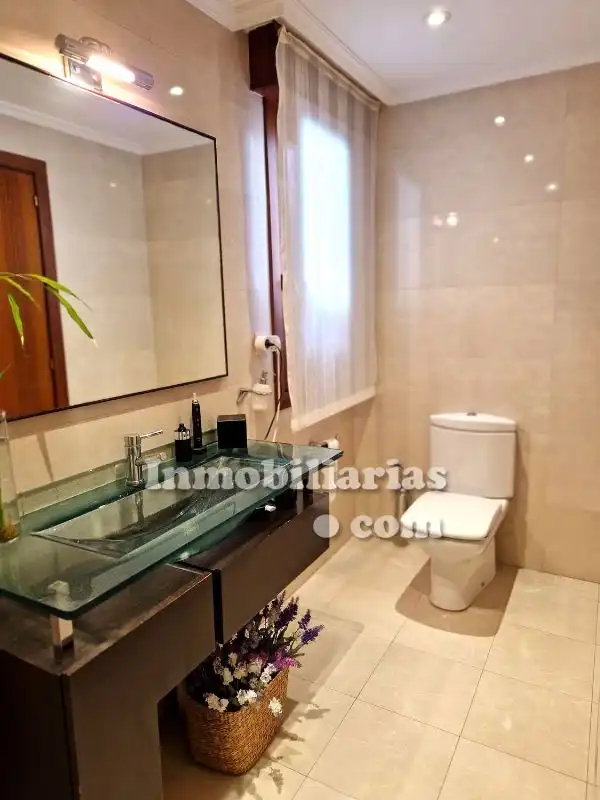 Baño de Ático en venta en Castro-Urdiales con Calefacción, Parquet y Trastero