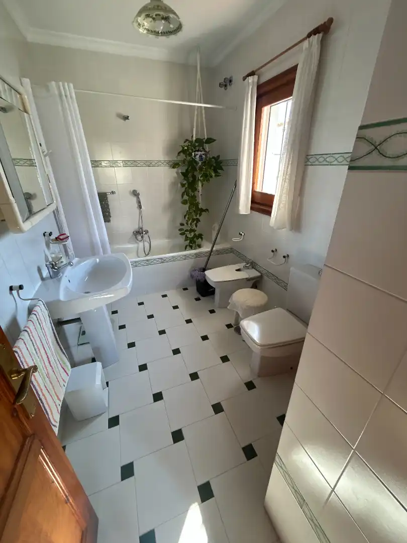 Bany de Casa adosada en venda en Vélez-Málaga amb Aire condicionat, Calefacció i Jardí privat