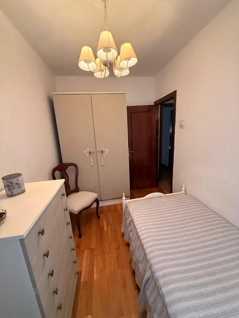 Dormitori de Pis en venda en Oviedo  amb Calefacció, Terrassa i Traster
