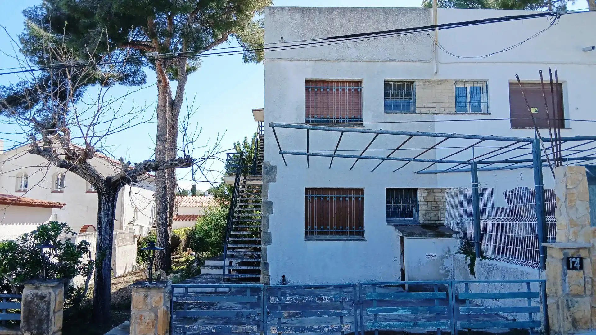 Vista exterior de Casa adosada en venda en Roda de Berà amb Jardí privat i Terrassa