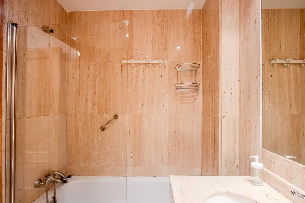 Bathroom of Flat for rent in Madrid  with Air Conditioner, Private garden and Storage room