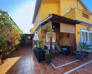 Vista exterior de Casa o xalet en venda en San Bartolomé de Tirajana amb Aire condicionat, Terrassa i Balcó