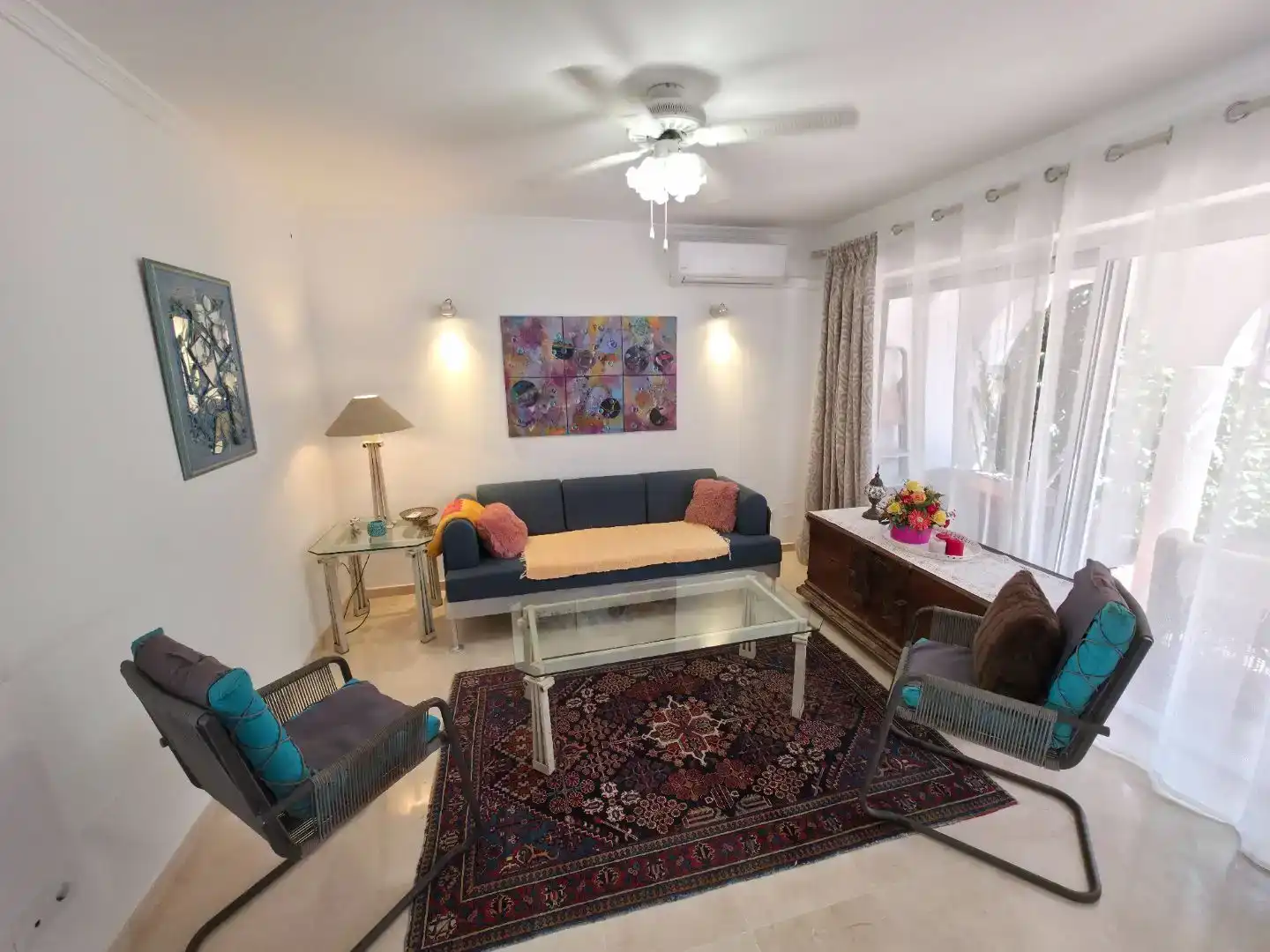 Sala d'estar de Casa adosada en venda en Marbella amb Aire condicionat i Balcó