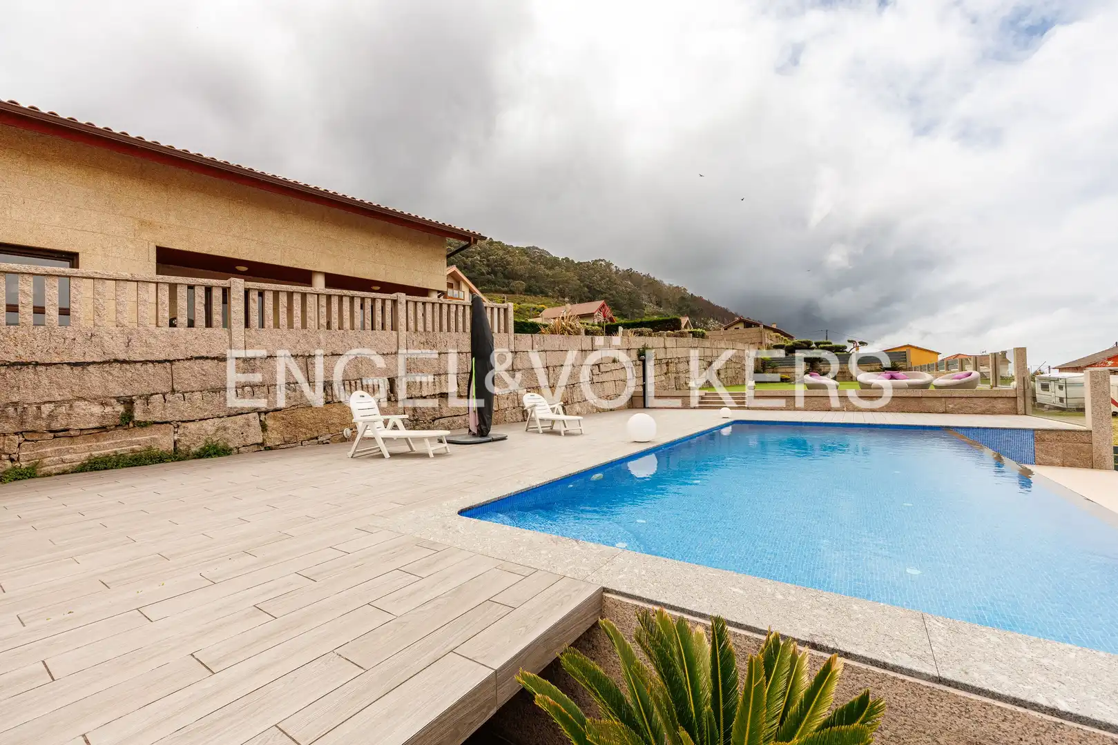 Piscina de Casa o xalet en venda en Oia amb Calefacció, Jardí privat i Parquet
