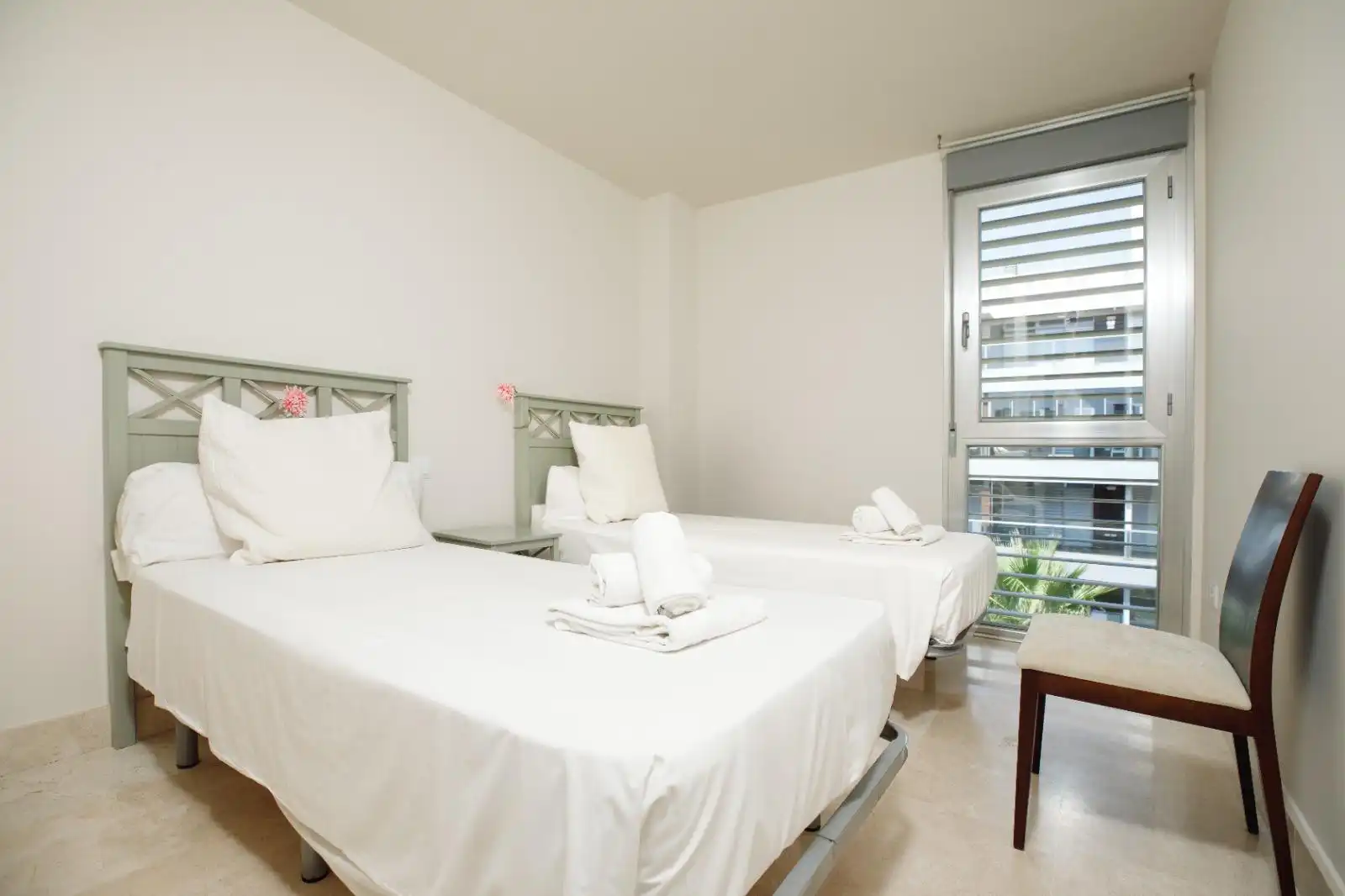Schlafzimmer von Dachboden zum Verkauf in Manilva mit Klimaanlage, Heizung und Terrasse