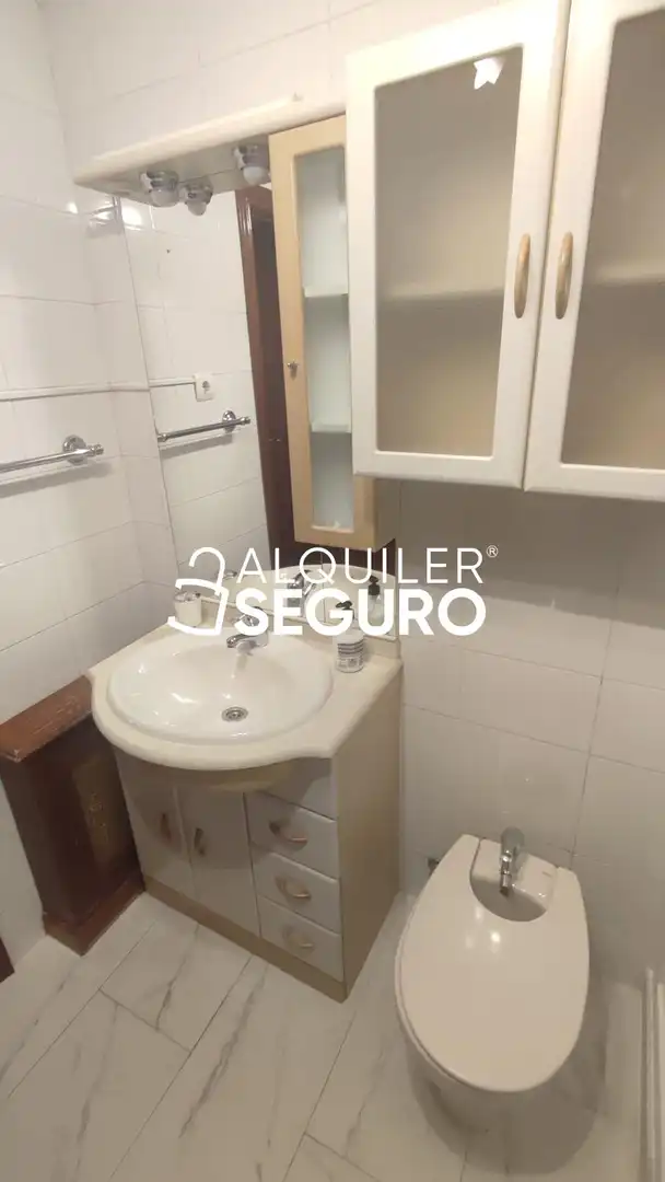 Bathroom of Flat for rent in Madrid  with Air Conditioner, Heating and Terrace