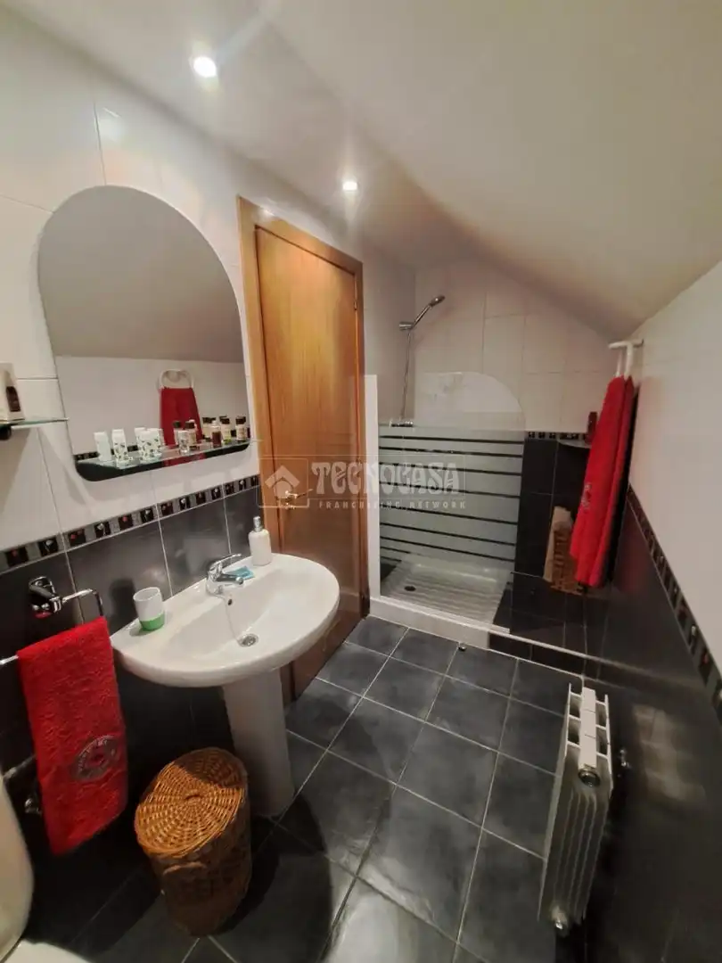 Baño de Casa adosada en venta en María de Huerva con Aire acondicionado, Calefacción y Jardín privado