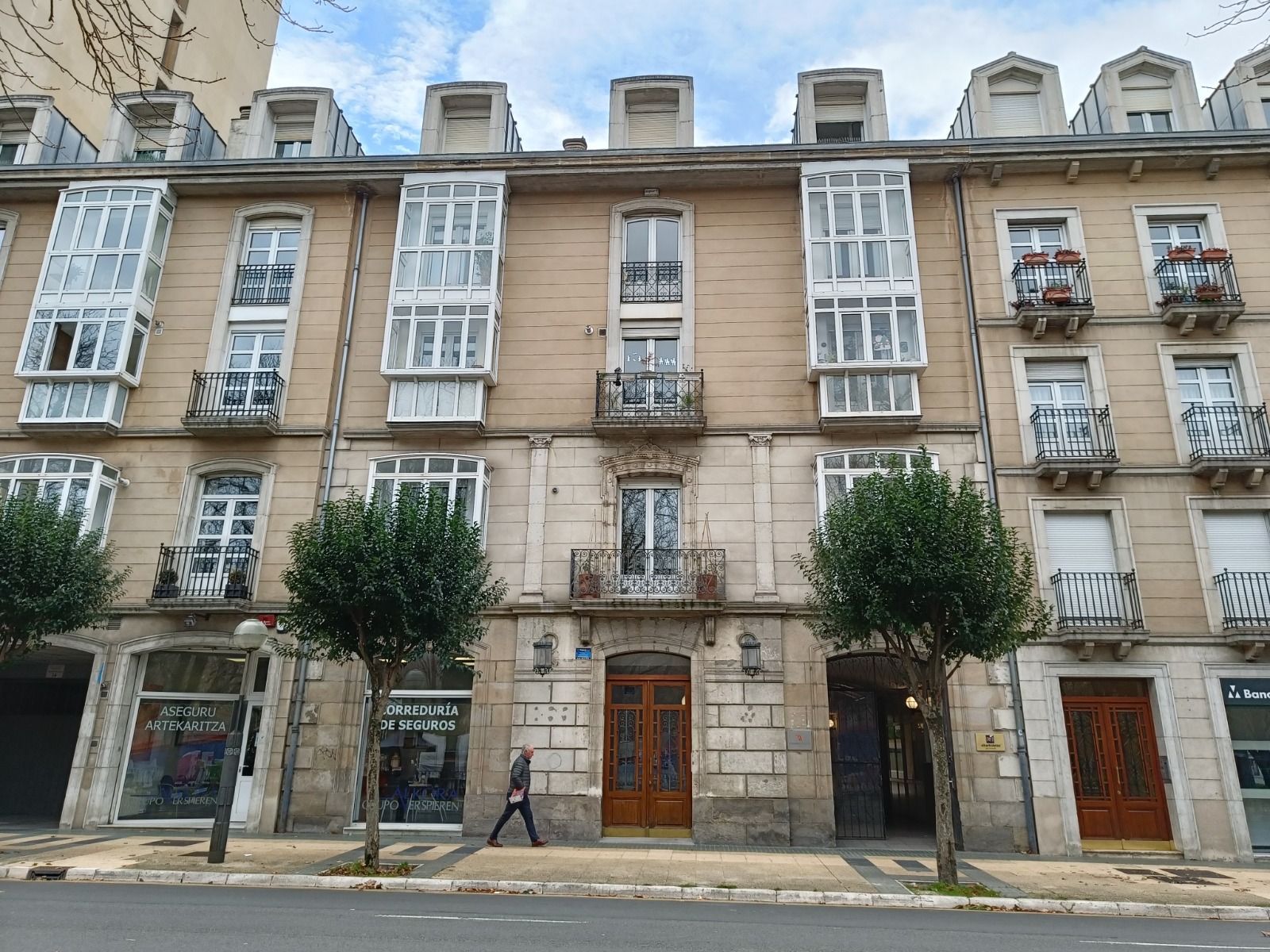 Vista exterior de Pis en venda en Vitoria - Gasteiz amb Aire condicionat, Calefacció i Jardí privat