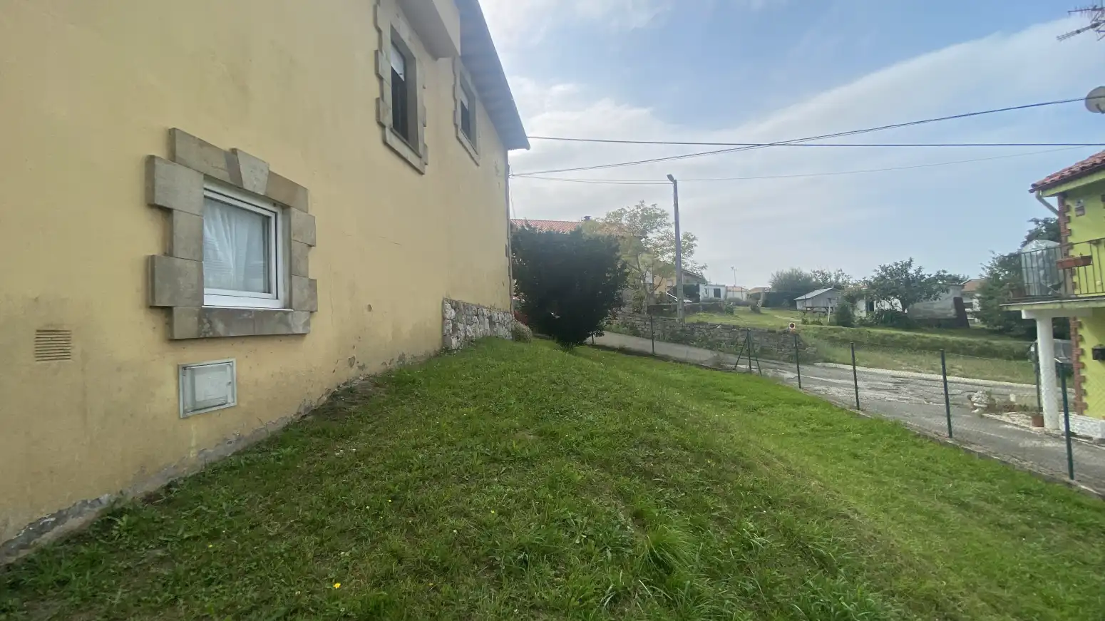 Außenansicht von Haus oder Chalet zum Verkauf in Polanco mit Heizung, Privatgarten und Parkett