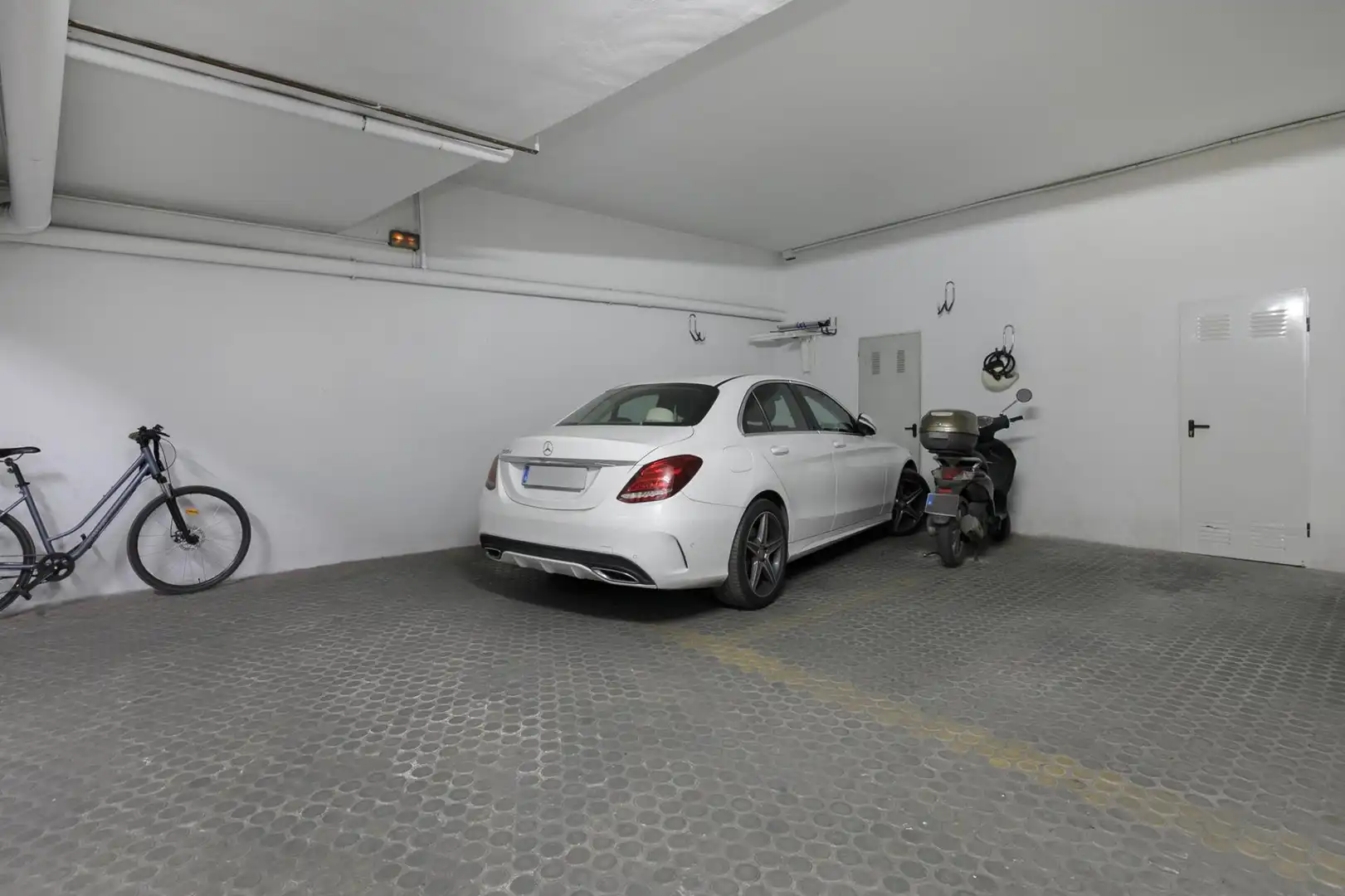 Aparcament de Casa adosada en venda en Granada amb Jardí privat