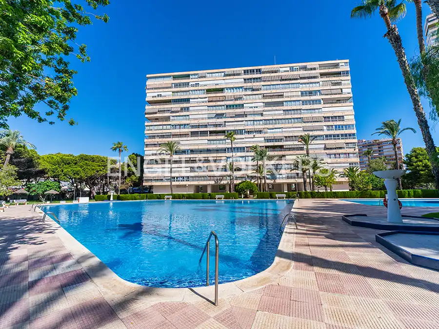 Außenansicht von Wohnung zur Miete in Alicante / Alacant mit Klimaanlage, Heizung und Gemeinschaftspool