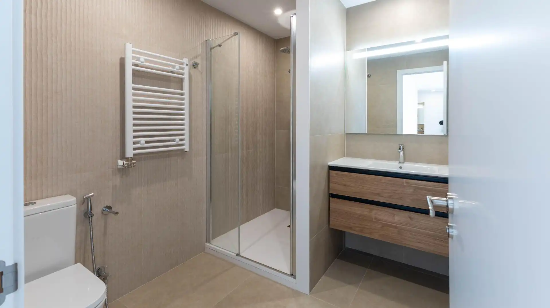 Badezimmer von Wohnung zum Verkauf in Barcelona mit Klimaanlage, Heizung und Terrasse