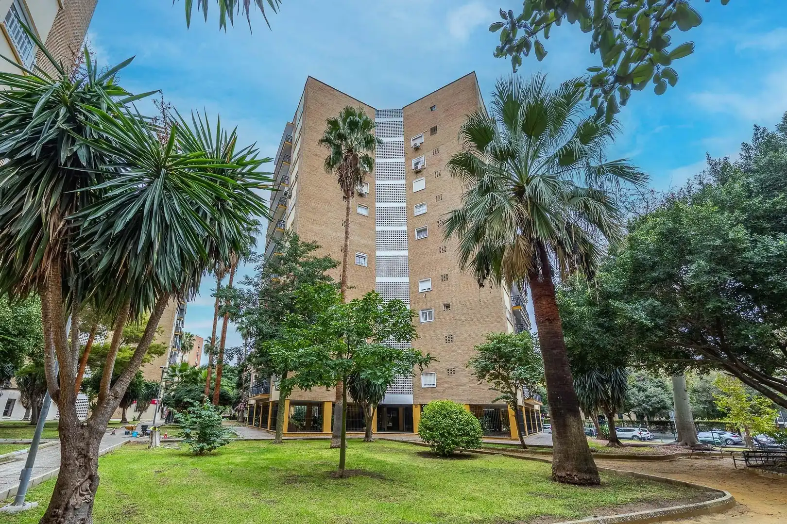 Außenansicht von Wohnung zum Verkauf in Sevilla mit Klimaanlage, Privatgarten und Terrasse