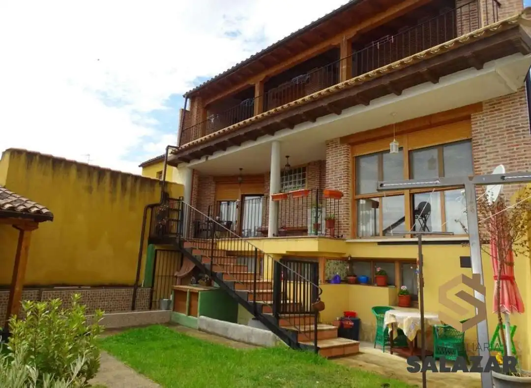 Casa adosada en venda a Calle la Iglesia, Villalaco
