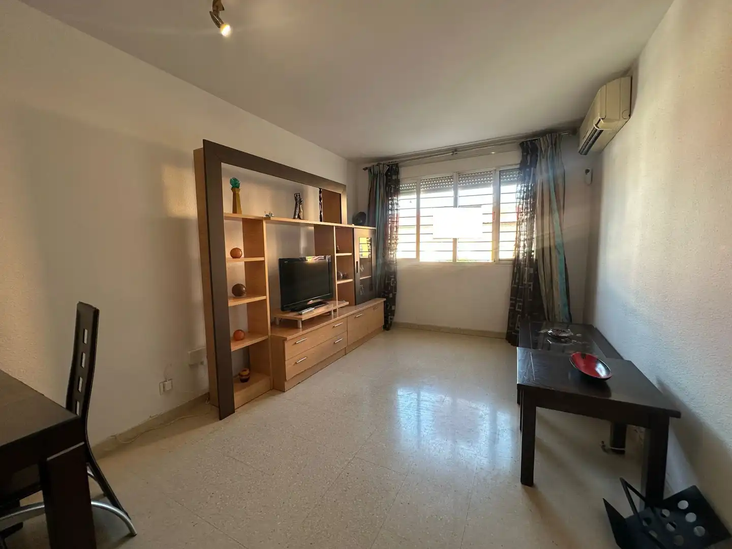 Wohnzimmer von Wohnung zum Verkauf in Camas mit Klimaanlage