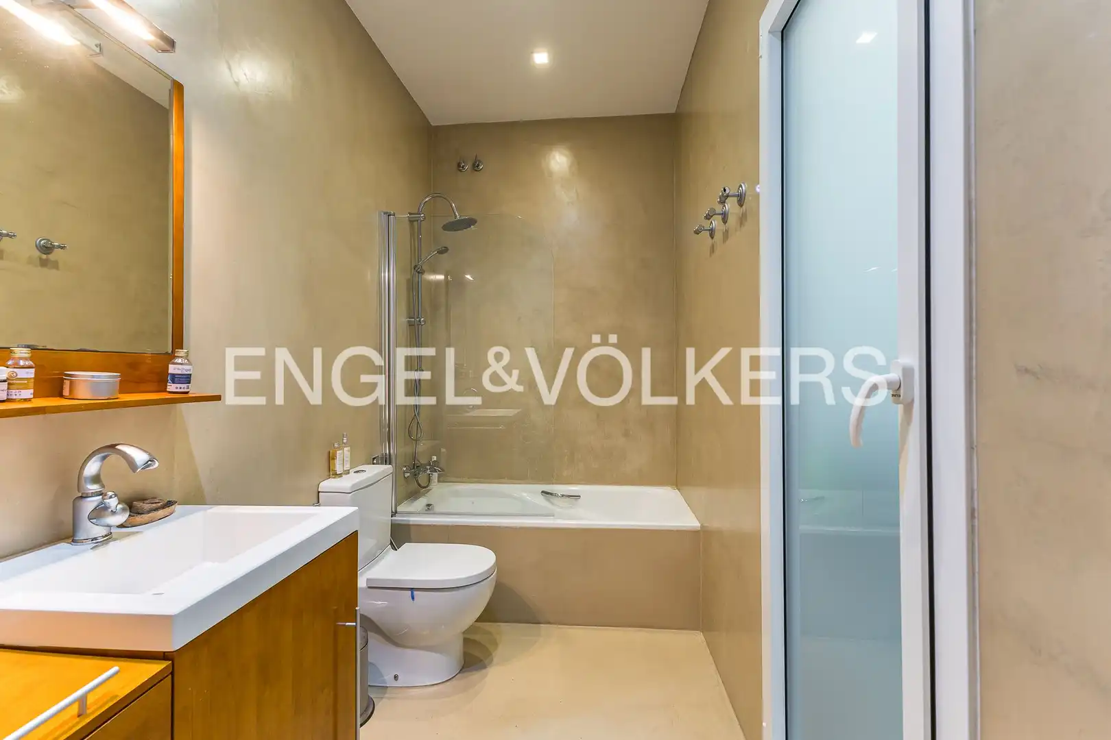 Bathroom of Flat for sale in Barcelona  with Air Conditioner, Heating and Balcony