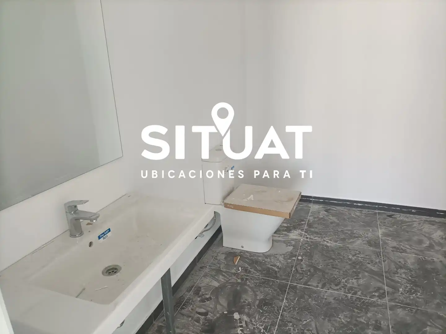 Baño de Oficina de alquiler en L'Hospitalet de Llobregat con Aire acondicionado, Calefacción y Alarma