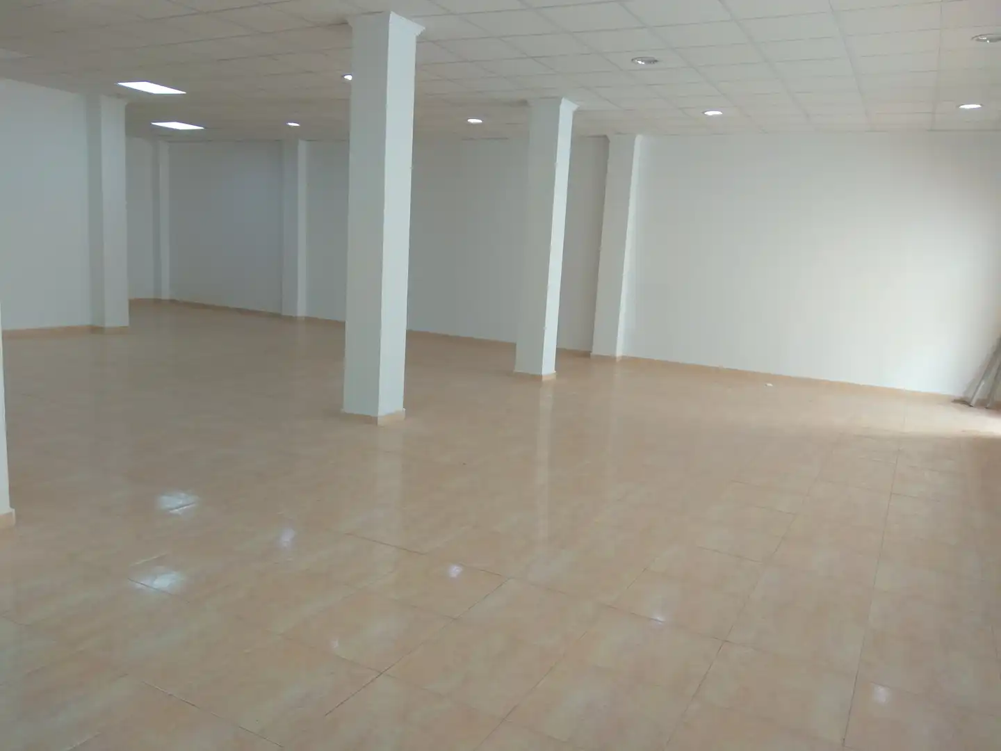 Local comercial de lloguer a Calle la Vega, imagen 2