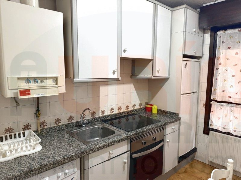 Cuina de Pis de lloguer en Oviedo  amb Calefacció, Moblat i Rentadora