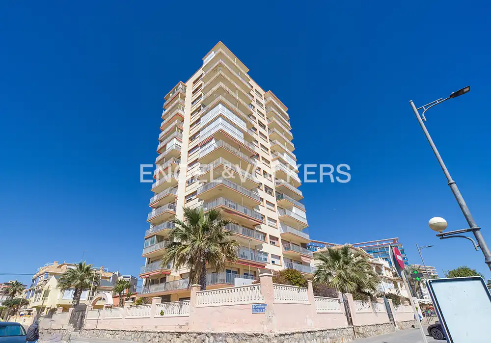 Vista exterior de Pis en venda en El Campello amb Aire condicionat i Terrassa