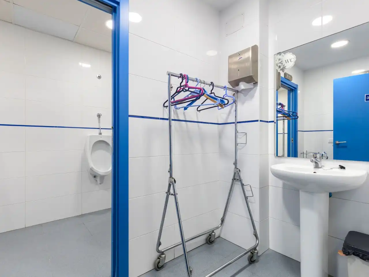 Bathroom of Commercial properties for rent in Madrid  with Air Conditioner, Heating and Furnished