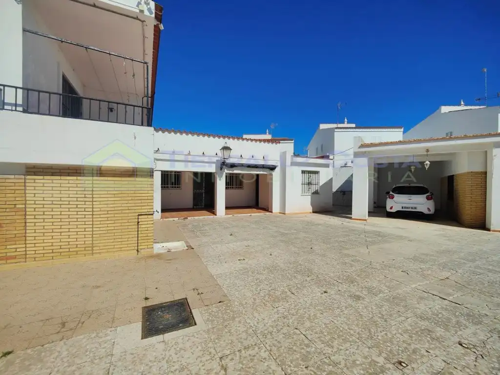 Vista exterior de Casa o xalet en venda en La Antilla amb Jardí privat, Terrassa i Traster