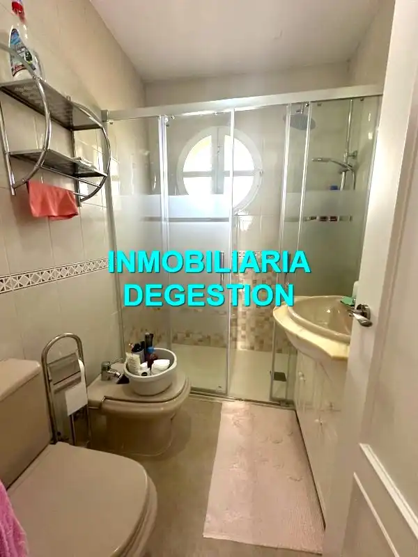 Bany de Casa o xalet en venda en Linares amb Aire condicionat, Calefacció i Jardí privat