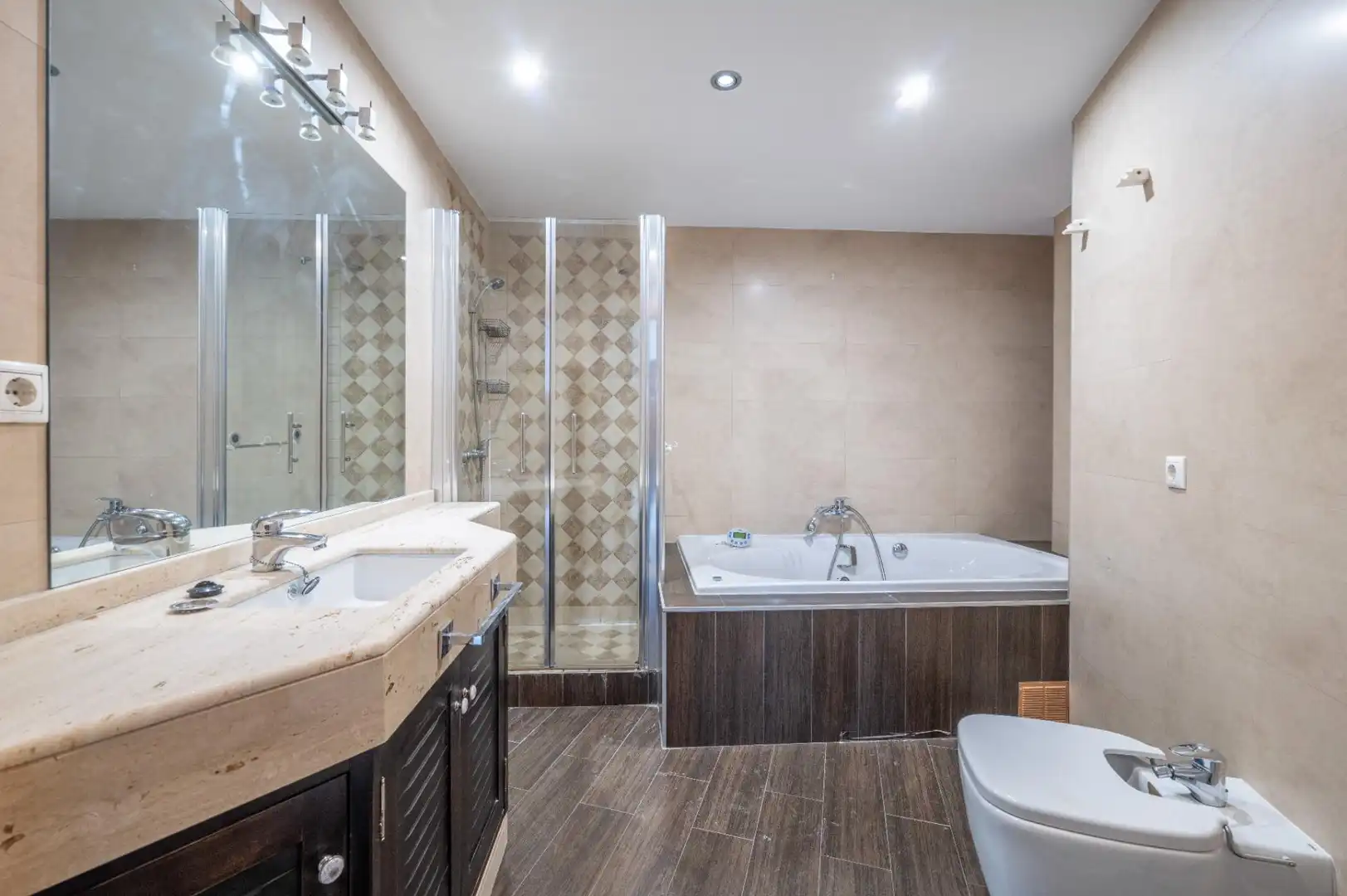 Baño de Piso en venta en Granada con Aire acondicionado y Calefacción