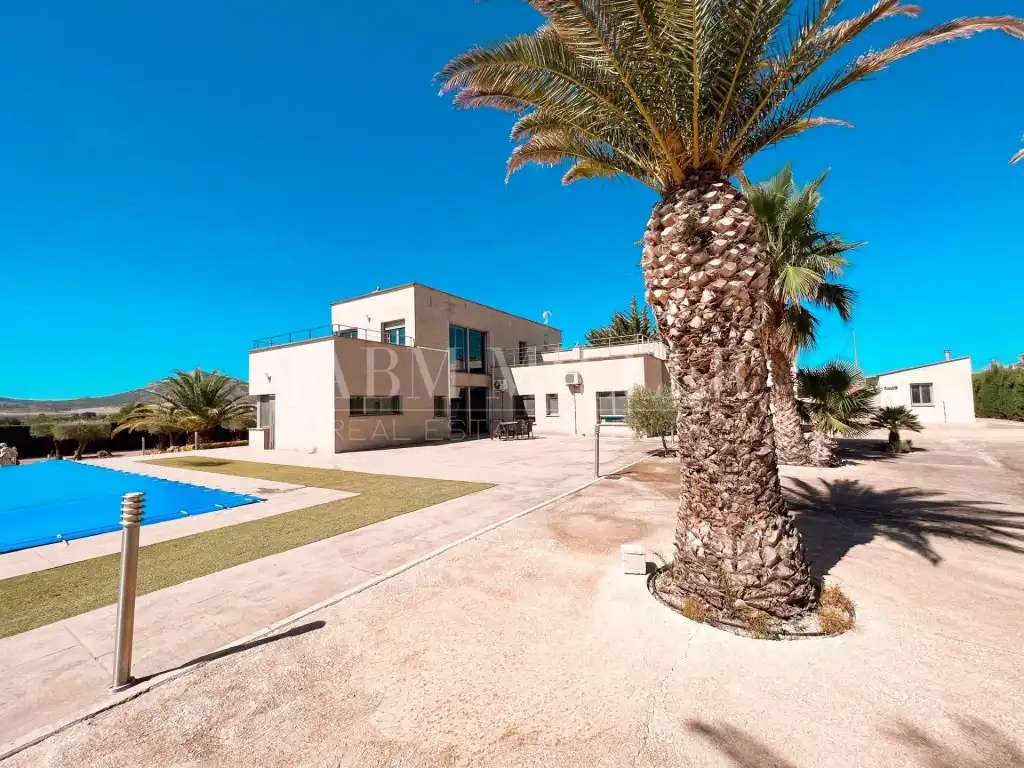 Vista exterior de Casa o xalet en venda en Yecla amb Aire condicionat, Calefacció i Jardí privat