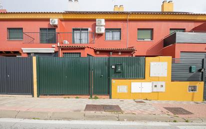 Exterior view of Single-family semi-detached for sale in Alcalá de Guadaira  with Air Conditioner, Terrace and Balcony