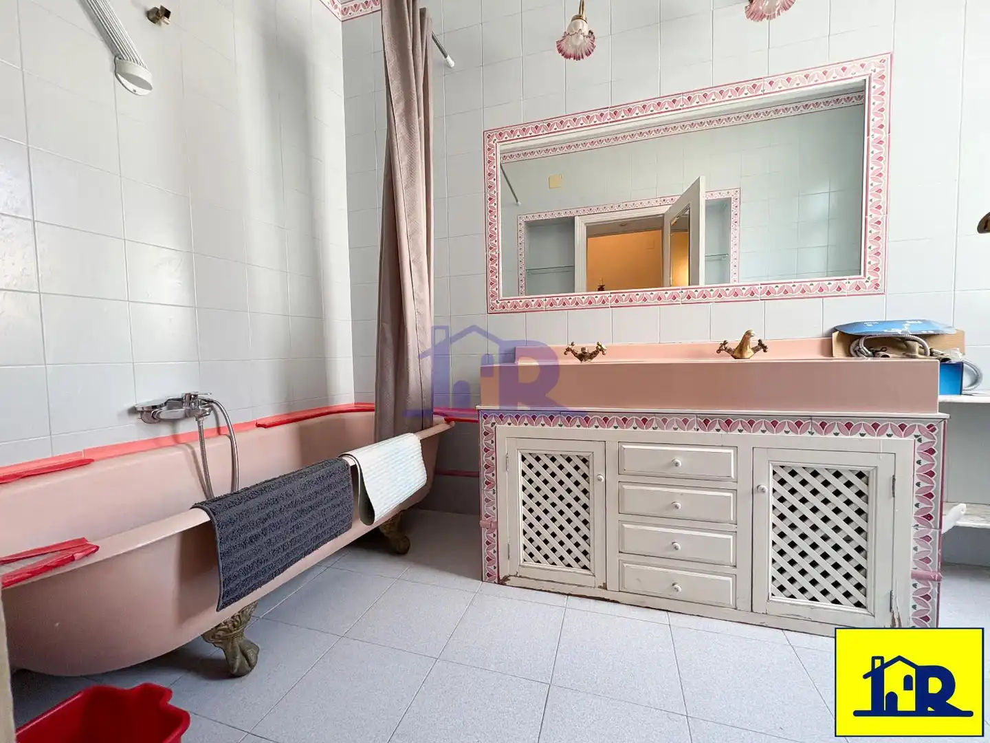 Baño de Piso en venta en Cuenca con Calefacción y Terraza