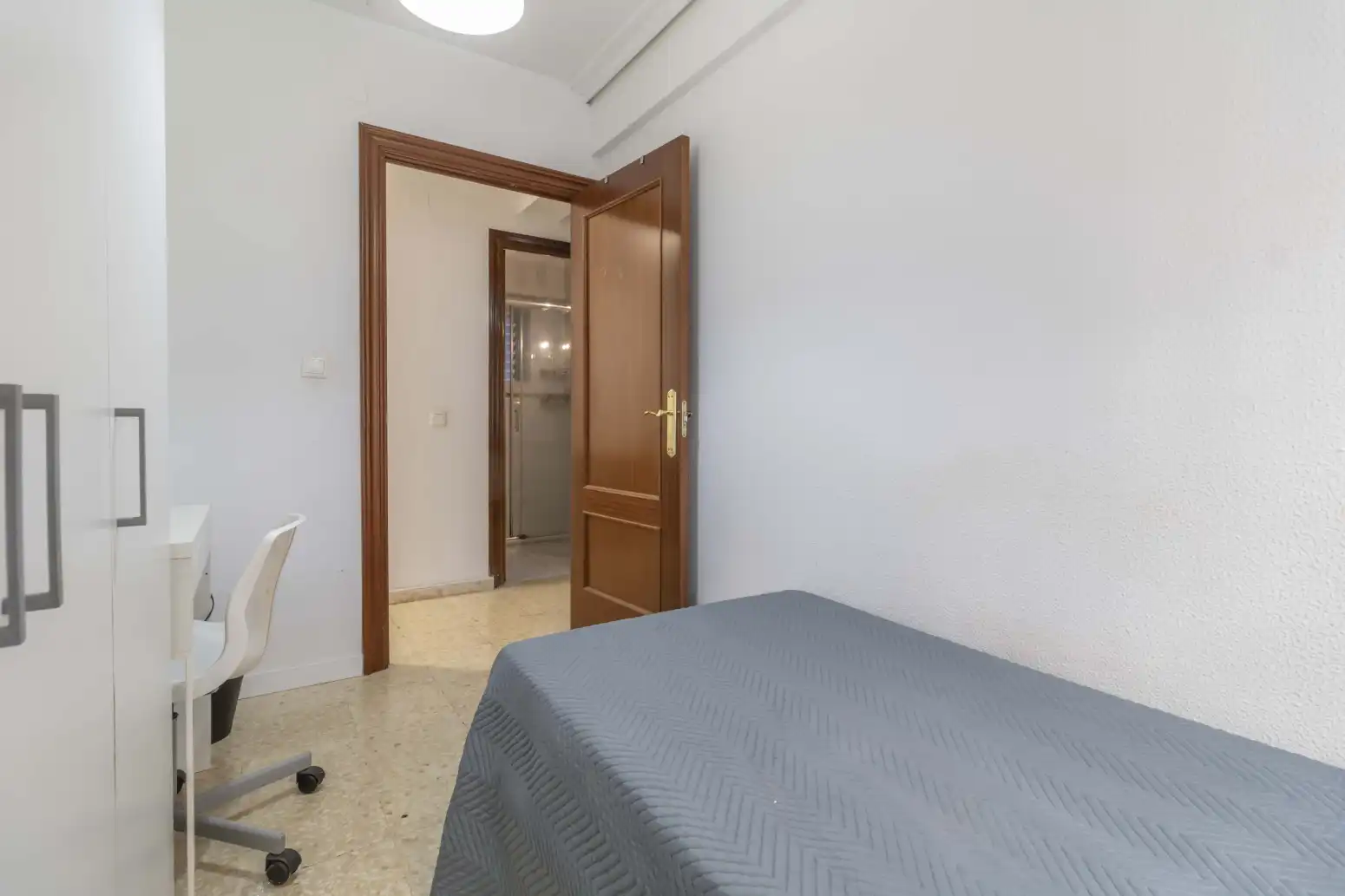 Dormitori de Pis de lloguer en Sevilla amb Aire condicionat, Terrassa i Moblat