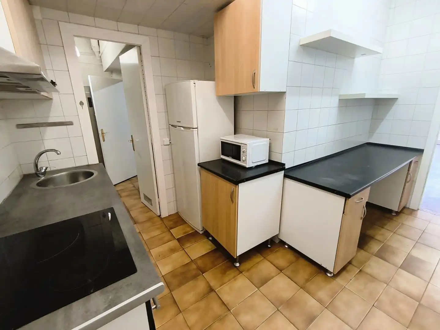 Cuina de Pis de lloguer en Barcelona amb Aire condicionat, Parquet i Balcó